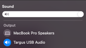 Geluidsmenu van macOS met twee uitvoerapparaten: MacBook Pro Speakers en het geselecteerde Targus USB Audio