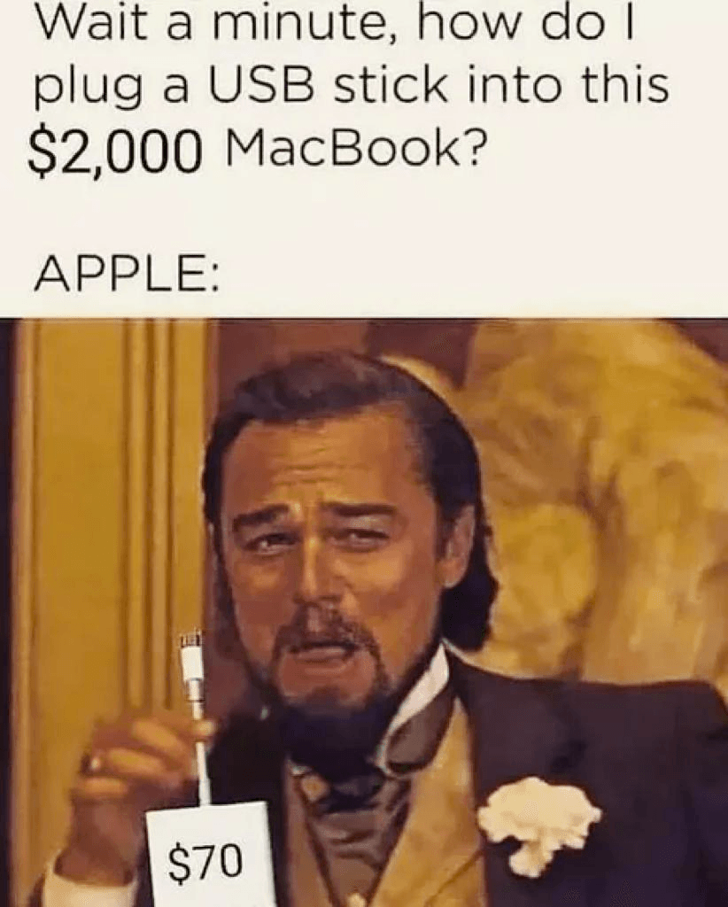 Meme: 'Hoe stop ik een USB-stick in deze MacBook van $2.000?' — Apple houdt lachend een adapter van $70 omhoog