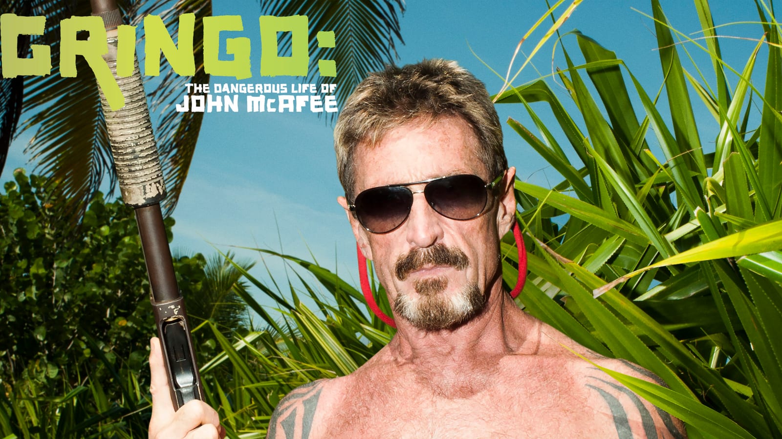 Poster van de documentaire Gringo: The Dangerous Life of John McAfee — McAfee met zonnebril en geweer tussen palmbladeren