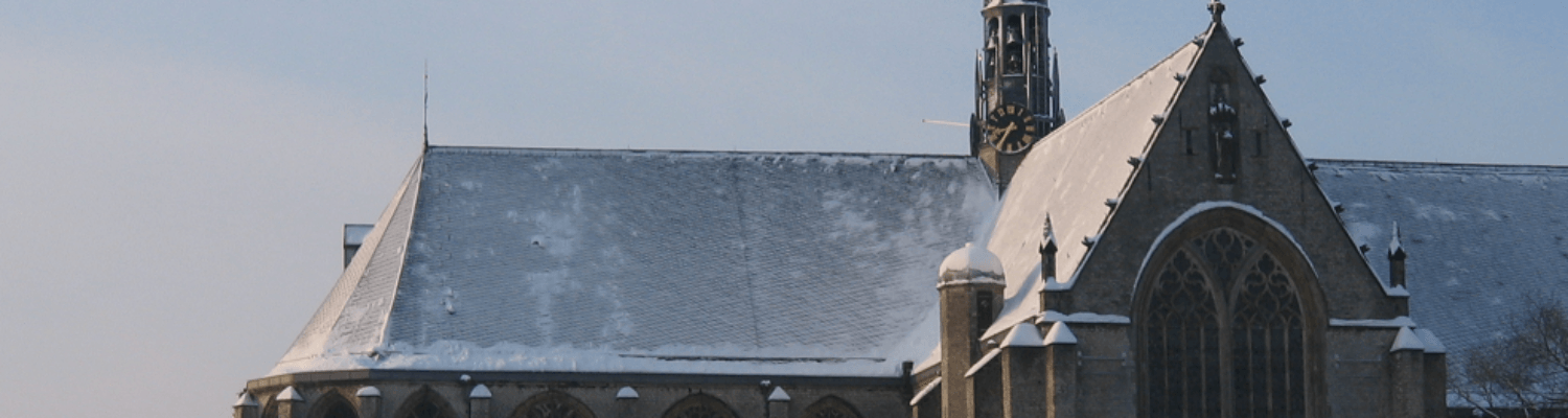 Besneeuwde oude kerk in de winter